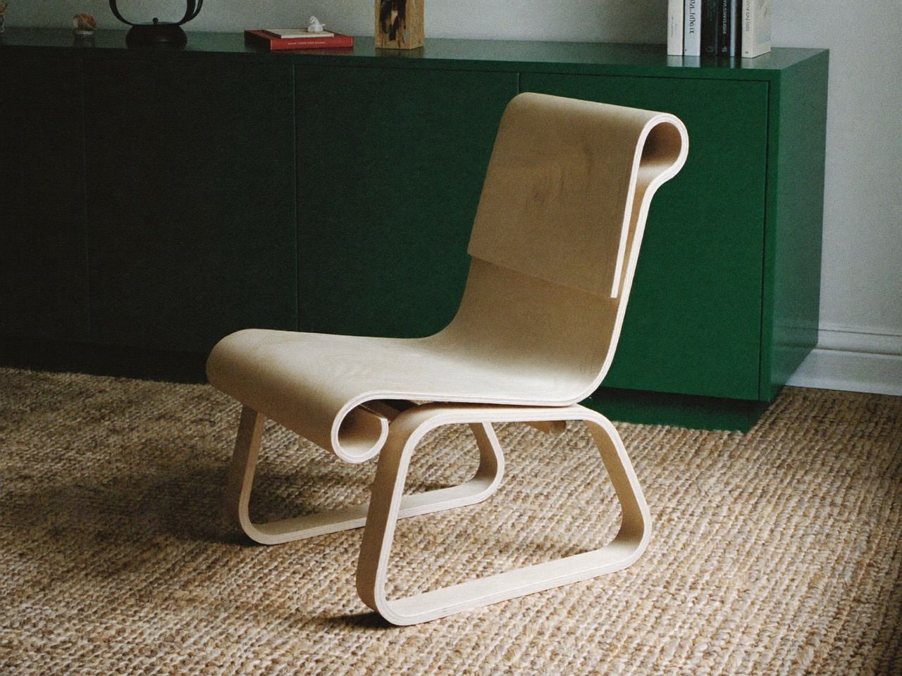 Ajaton puinen design-tuoli pohjoismaisessa sisustuksessa