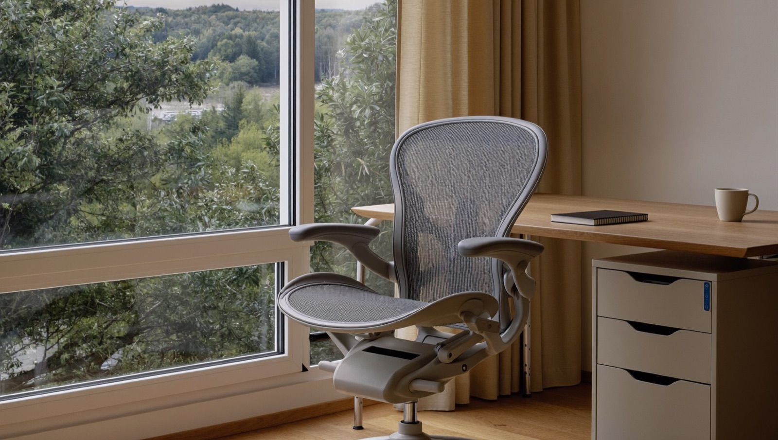 Ergonominen työtuoli valoisalla kotitoimistolla