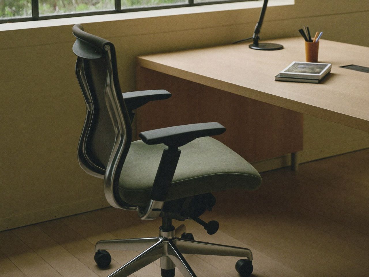 Ergonominen työtuoli rauhallisessa pohjoismaisessa työhuoneessa