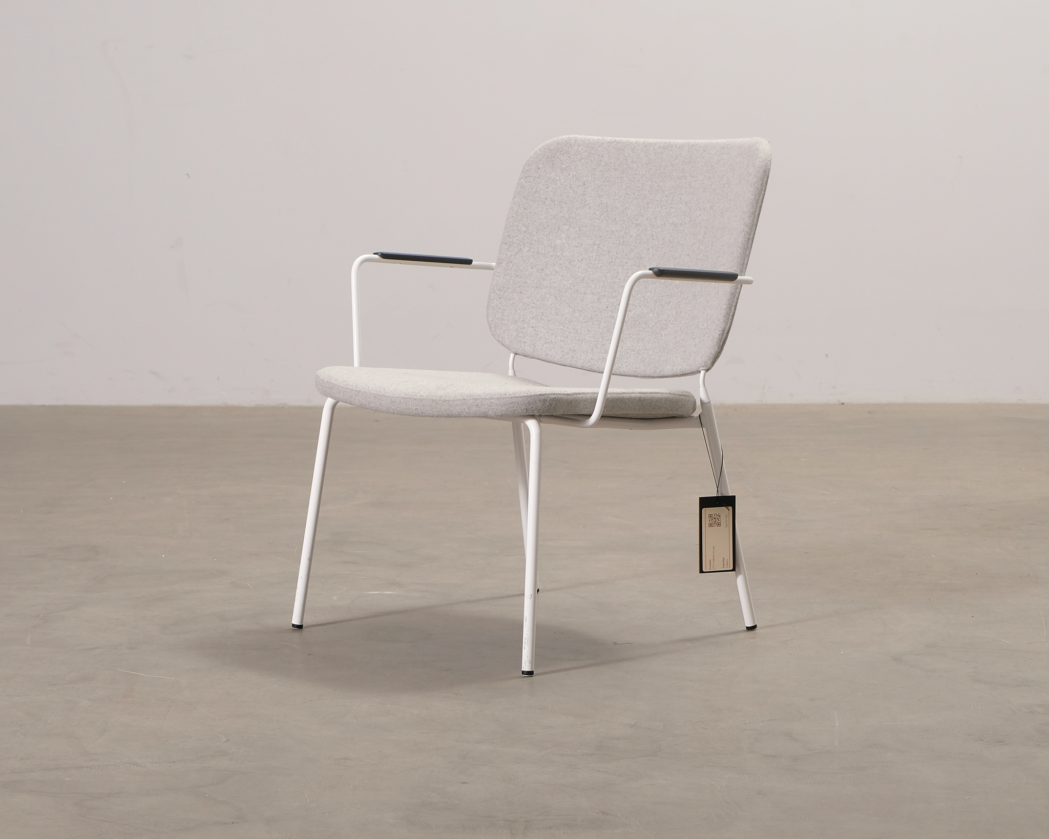 Edsbyn Feather nojatuoli vaaleanharmaa